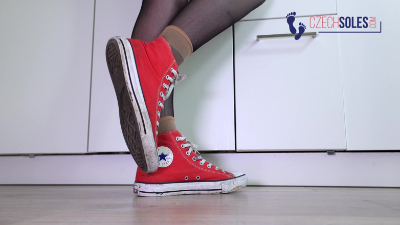 Czech Soles - foot fetish content: 그녀의 발은 성장을 멈추지 않을 것입니다.