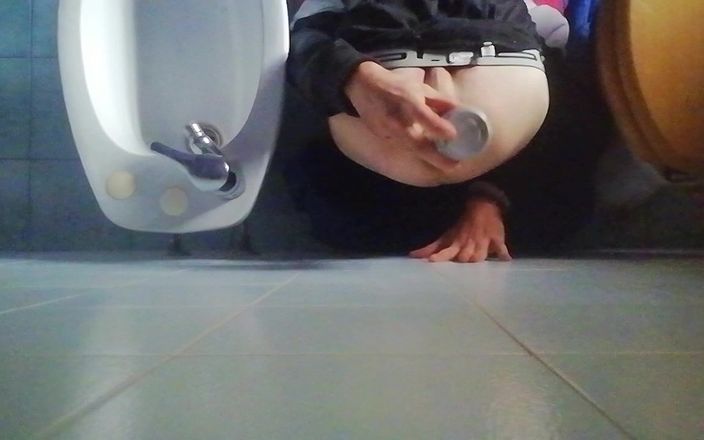 Culopeke: Il tipo le ha legato le gambe e apre il...
