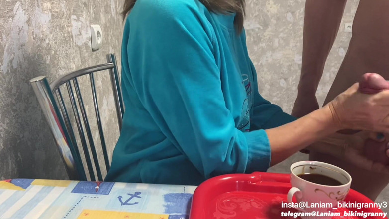 Ladyloveyoung60: Krem spust kawa dla babci CFNM food fetysz