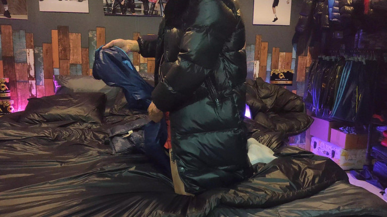 Evilshaman: Pau esfregando jaqueta na cama de nylon brilhante