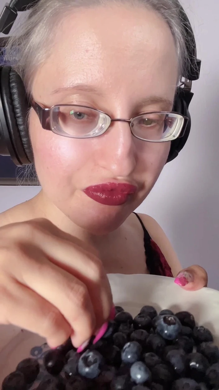 FinDom Goaldigger: Ich esse köstliche große heidelbeeren