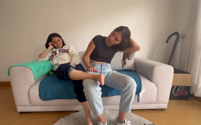 scarlettandc: 我的女友通过闻和按摩我汗湿漉漉的脚，直到我高潮，向我展示她的恋物癖