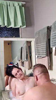 Scopata in bagno con sexxxfilla, voleva che mi sborrsse dentro così tanto