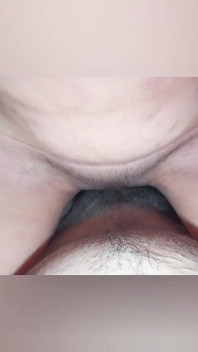 热辣的继母吮吸大鸡巴，然后让她的阴户吃得湿透，骑乘他的鸡巴，弹跳她的屁股