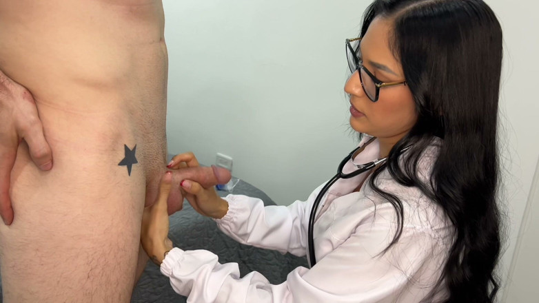 Andres Acosta: Doctorița latino sexy ajută pacientul să producă mostre la Banca...