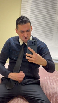Tatăl vitreg arată o pulă mare și se pișă
