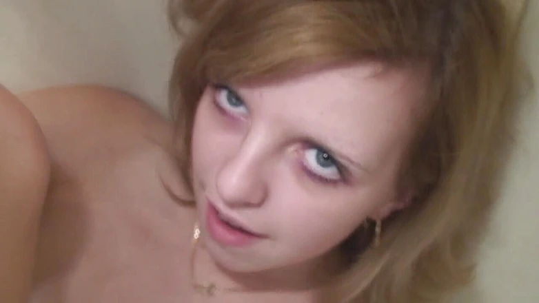 Home Alone and Horny: La cagna perversa si diverte da sola con il suo...