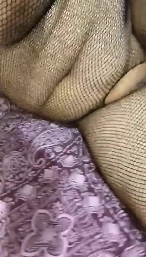 Indian fuck queen: Wildenglishbbw întinsă în pat într-o suită cu corp cu plasă