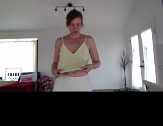 Aurora Willows: Spogliarsi e fare yoga nudo c2c