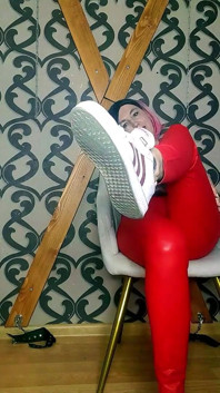Lady Angela język polski śmierdzące trampki fetysz czerwony lateks legginsy gołe stopy