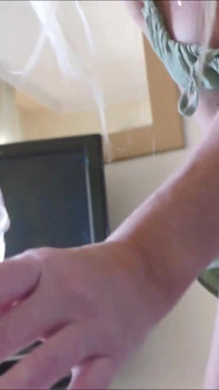 Dildo Seks Oyuncağının Taşaklarını Sikiyor Ve Götünü açıyor Ve Inleyerek Orgazm Oluyor