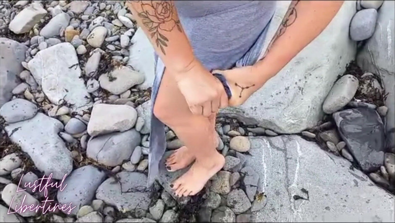 Lustful Libertines: Mă ud în timpul unei plimbări minunate pe coastă