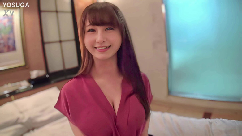 Apolix-JP: 一位专业的小提琴家，她在世界各地做过讲座，她在酒店房间里的完全私人视频