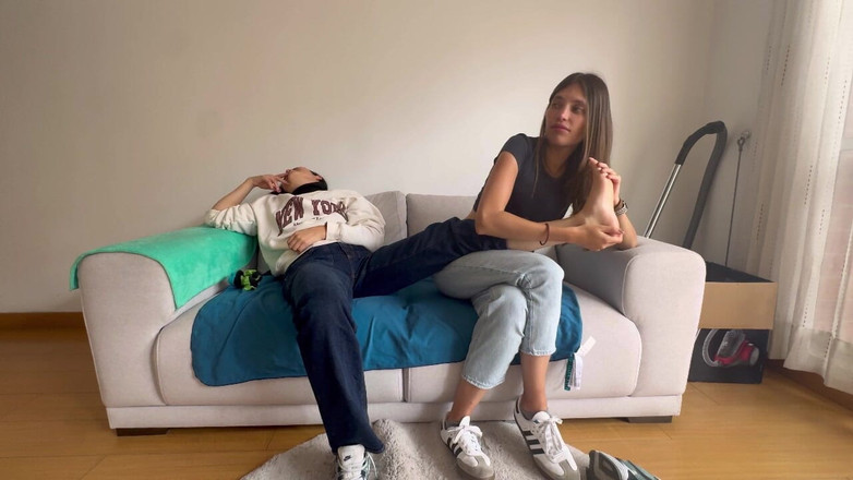 scarlettandc: 我的女友通过闻和按摩我汗湿漉漉的脚，直到我高潮，向我展示她的恋物癖