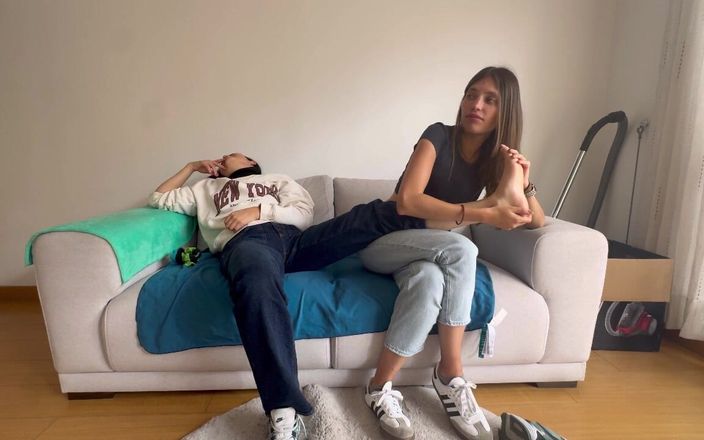 scarlettandc: Mi novia me muestra su fetiche oliendo y masajeando mis...