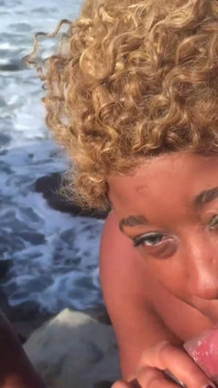 Calde ragazze ebano scopano sulla spiaggia