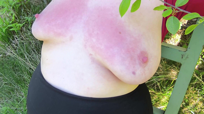 Bouncy Tits Action: Otevři blůzu, chci zvítězit tvá prsa