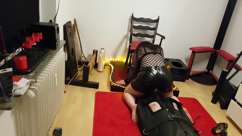 DOMINATRIX6: Slaven i läder bondage säck del 2
