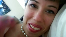 Üvey anne seni küçük yapmak için sana ilaç veriyor ve takma yarakını içine işiyor