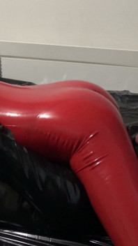O mamă sexy incitantă în costum roșu de latex îi face o muie dură și o ejaculare mare