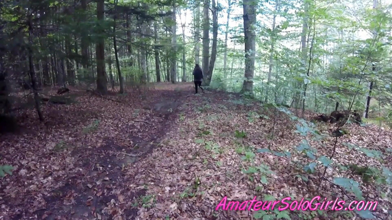 Amateur Solo Girls: Uomo maturo guarda ragazza masturbarsi nella foresta