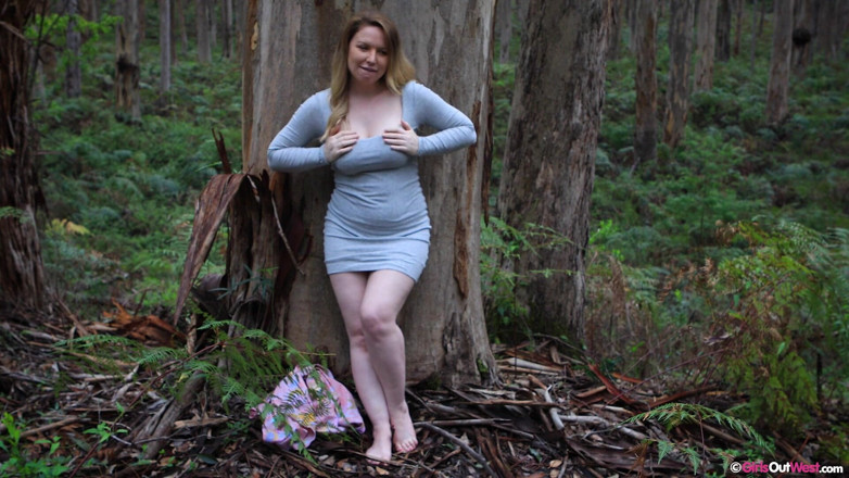 Girls Out West: Una miLF bionda dai grossi seni gioca con l'ano e...