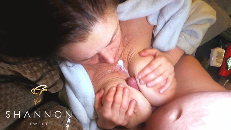 Shannon Tweet: 미끄럽게 젖탱이를 가지고 노는 계모