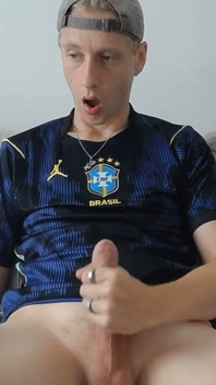 Tesão irmão pego masturbando depois de praticar futebol versão longa