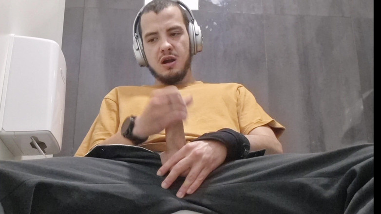 Fitguywithbigdick: kilat di toilet kantor