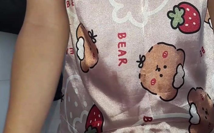 Naomisinka: Masturberen met meisje satijnen pyjama met korte broek