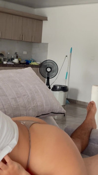 Fratele vitreg o ajută pe sora vitregă cu poze fierbinți până mănâncă laptele!