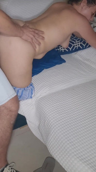 Stiefmoeder helpt stiefzoon zijn ballen leeg te maken en hij komt klaar in haar harige poesje