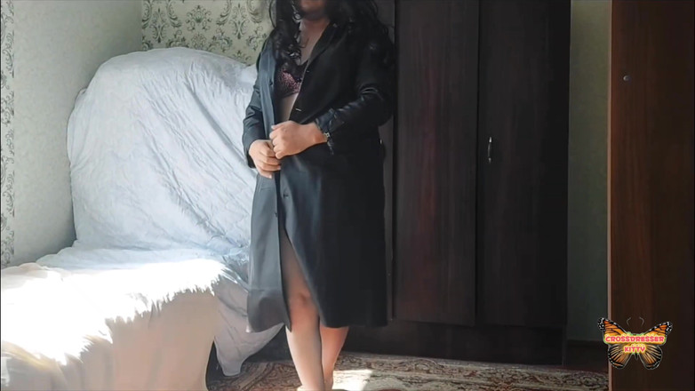 Kitty_Cross: Crossdresser Kitty Läderrock solglasögon och sexiga naturliga bröst heta