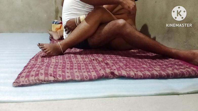 Husband wife: 从丈夫的朋友舔阴和吮吸鸡巴