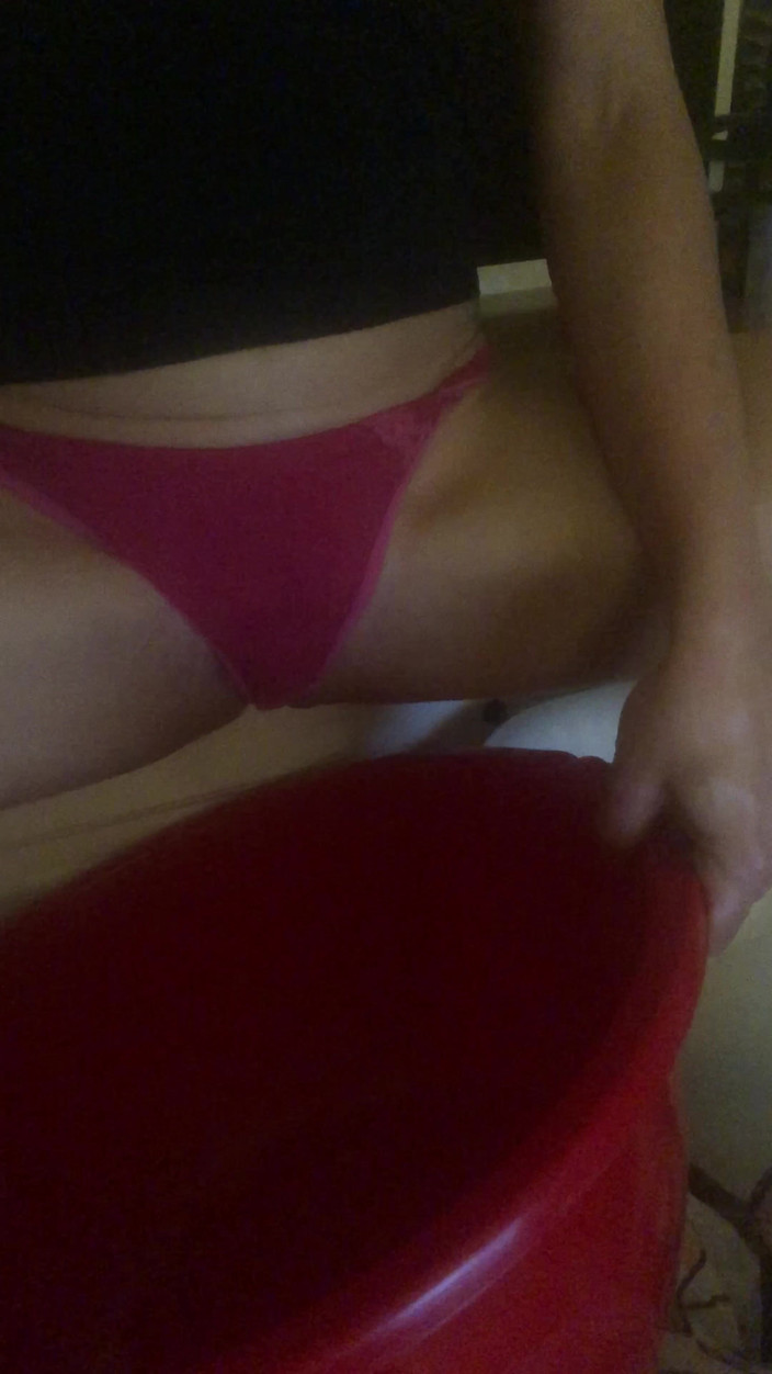 BAnna2023: MILF chčije do hrnce!