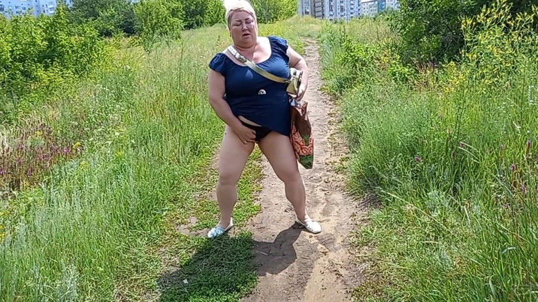 Zona901: Толстая женщина идет по парку, показывает свою задницу и мастурбирует