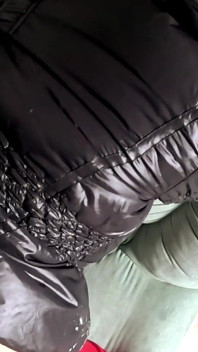 Abito in raso e camicia da scopare bukkake, spruzzo di sborra finto e fantasia di downjacket disordinato