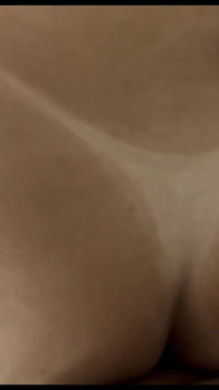 Bruna con un grosso culo seduta su un enorme cazzo duro fino a quando non è venuta