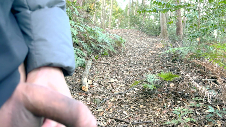 hueikun: Чувак із плоті робить засвіти в лісі та писяє