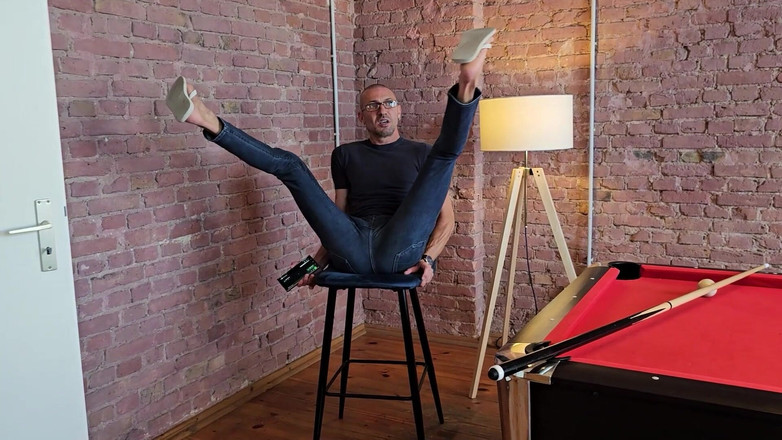 Ferrero anal experience: În culise, două brunete sexy se provocă reciproc la un...