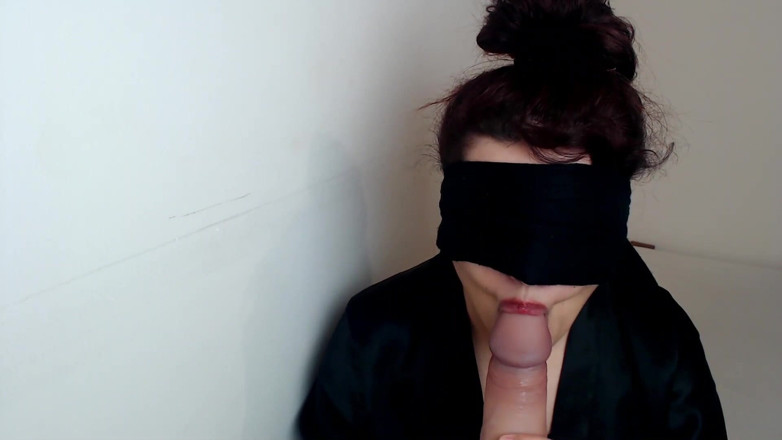 Evelyn Butt: La ragazza gamer bendata succhia il cazzo enorme di uno...
