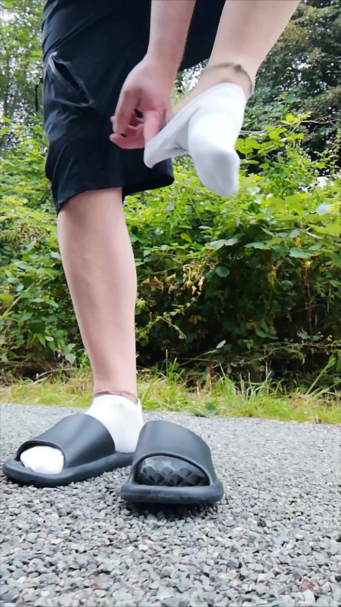 Carmen_Nylonjunge: 在大自然中穿拖鞋和白袜子