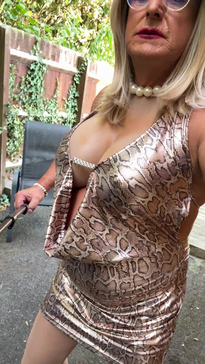 Kellycd2022: Sexy crossdresser Kellycd2022 em gold leopard print dress tan meia-calça...