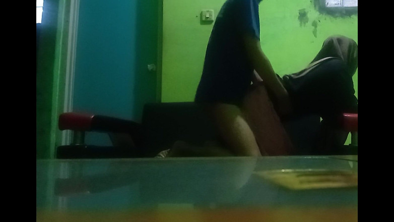 Famly sex: Я ледь не дізналася, коли трахала пизду свого зведеного брата у вітальні