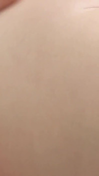 Il patrigno gioca nel bagno con me