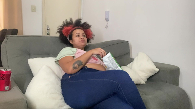 Cutiepiie Chubby: Scoreggia e sborrata mentre guardo la TV