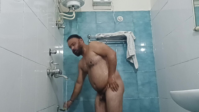 Daddy Dude: Indisk naken pappa njuter av en varm dusch och visar...