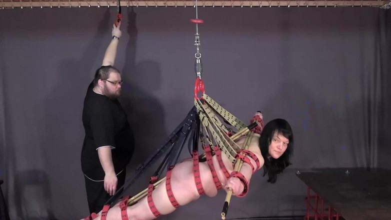 Yvette xtreme: Cinto de Bondage - o Cruzifix Voador