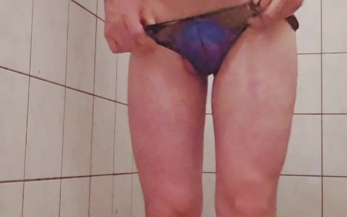 Sissi: Sexy mariquita chico en ducha