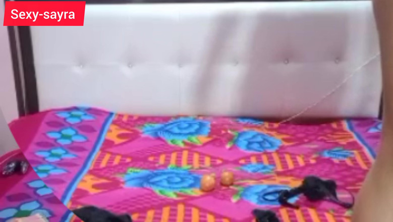 Sexy-sayra: 보지와 엉덩이를 보여주는 새로운 스타일의 폭발성 섹스를 하는 Sayra
